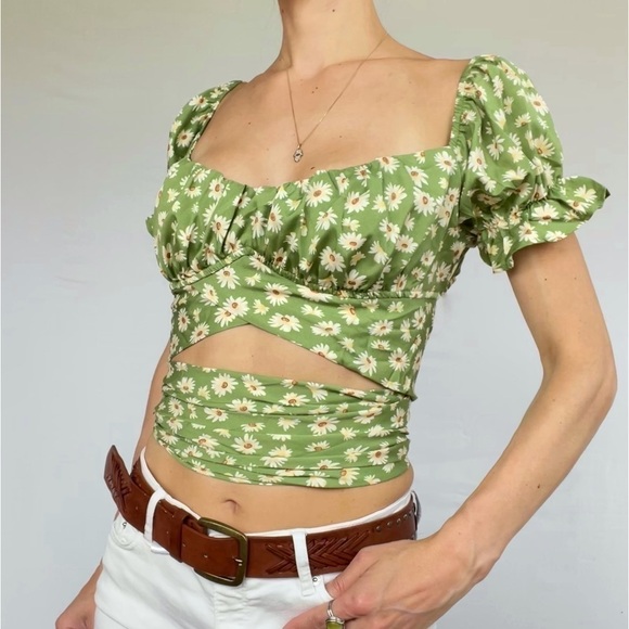 Floral Daisy printed crop top fits L green ties on the back woman’s - Picture 5 of 14